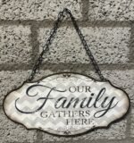 Metalen wanddecoratie "Our Family Gathers here" - meerkleurig - hoogte 29 x 30 x 1 cm - Voor binnen en buiten - Wanddecoratie - Woonaccessoires - Tuinaccessoires